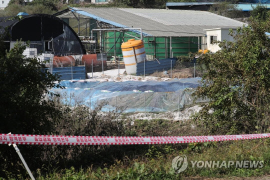 아프리카돼지열병(ASF)이 발생한 지 1개월을 앞두고 있는 16일 경기도 파주시 ASF 발생 양돈농가에서 살처분 매몰지가 비닐로 덮여 있다. 연합뉴스